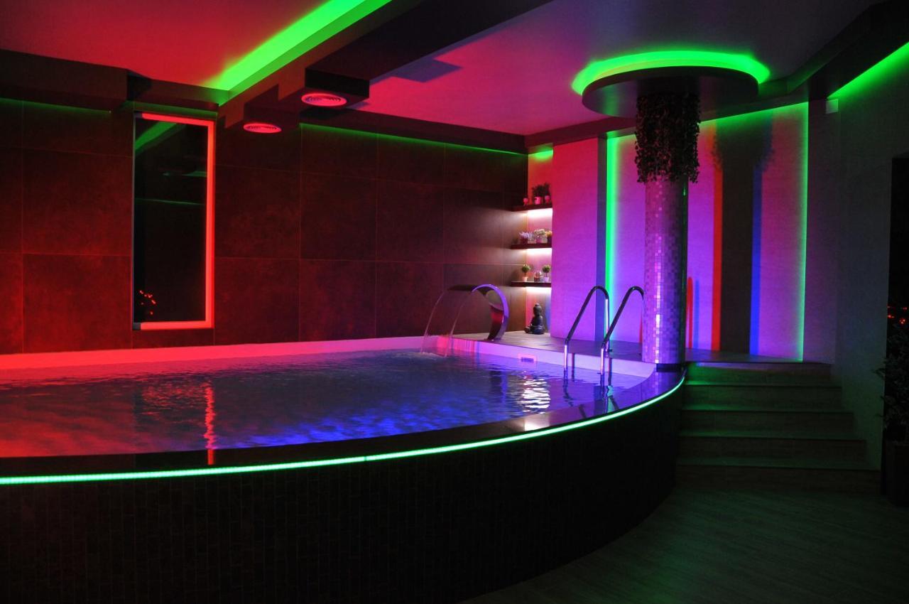 Hotel Moskva บันยาลูกา ภายนอก รูปภาพ