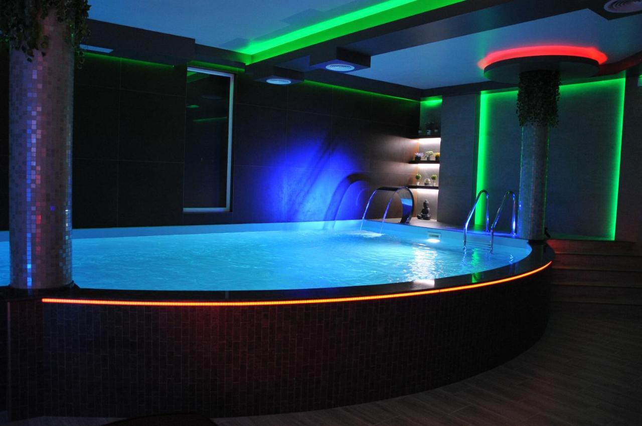 Hotel Moskva บันยาลูกา ภายนอก รูปภาพ