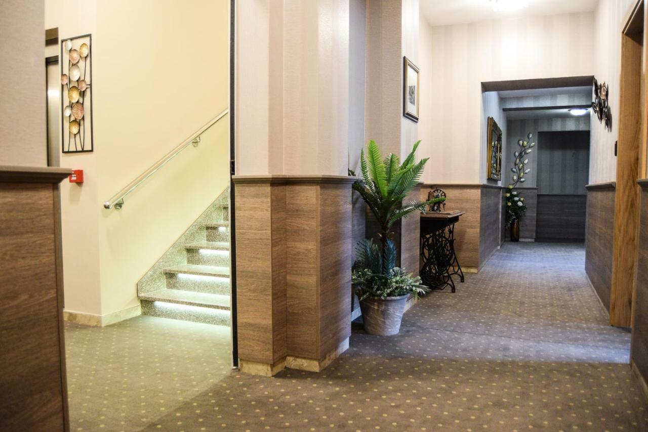 Hotel Moskva บันยาลูกา ภายนอก รูปภาพ