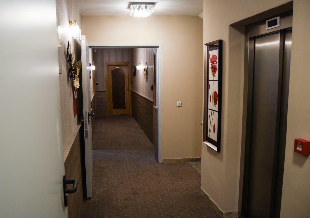 Hotel Moskva บันยาลูกา ภายนอก รูปภาพ