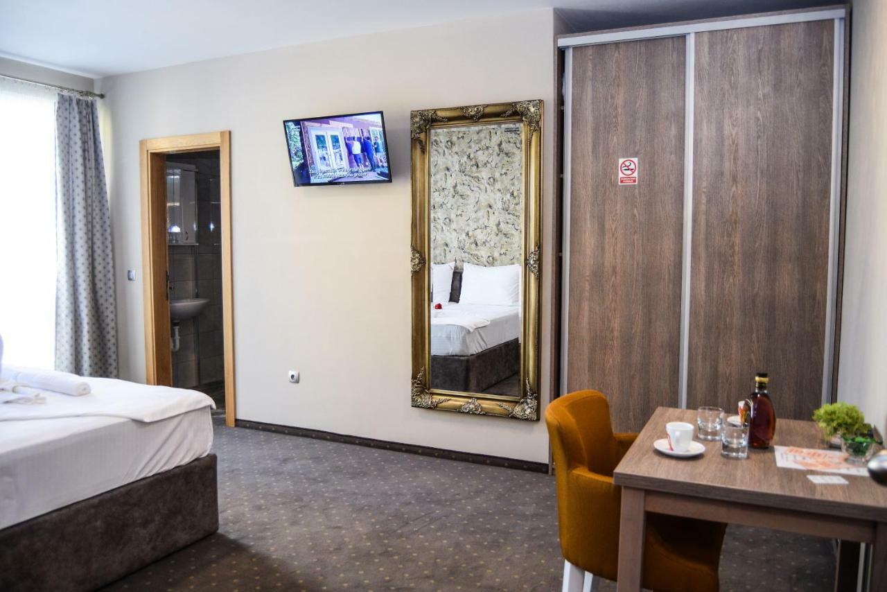 Hotel Moskva บันยาลูกา ภายนอก รูปภาพ
