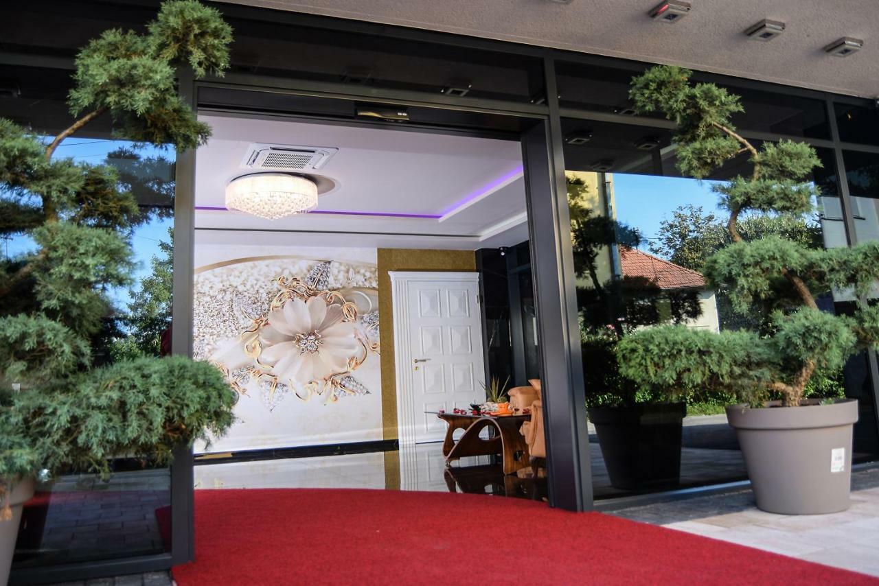 Hotel Moskva บันยาลูกา ภายนอก รูปภาพ