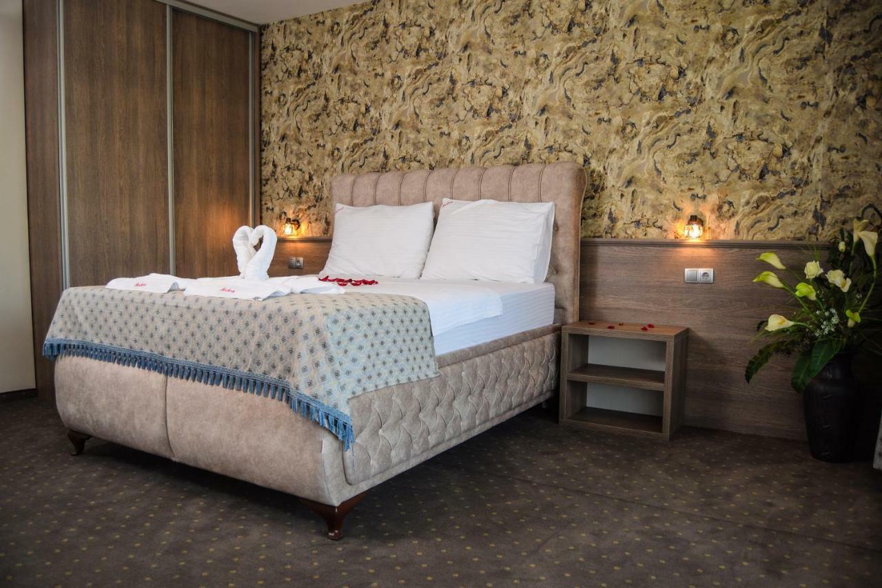 Hotel Moskva บันยาลูกา ภายนอก รูปภาพ